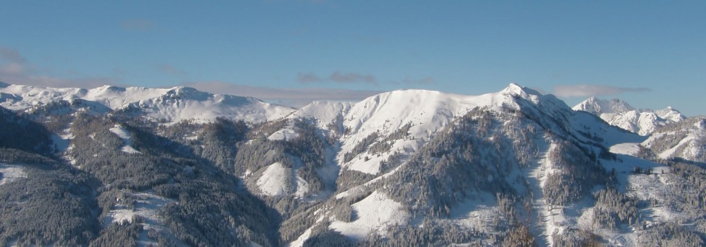  Blick auf die Bergwelt rund um die SchüttAlm im Winter