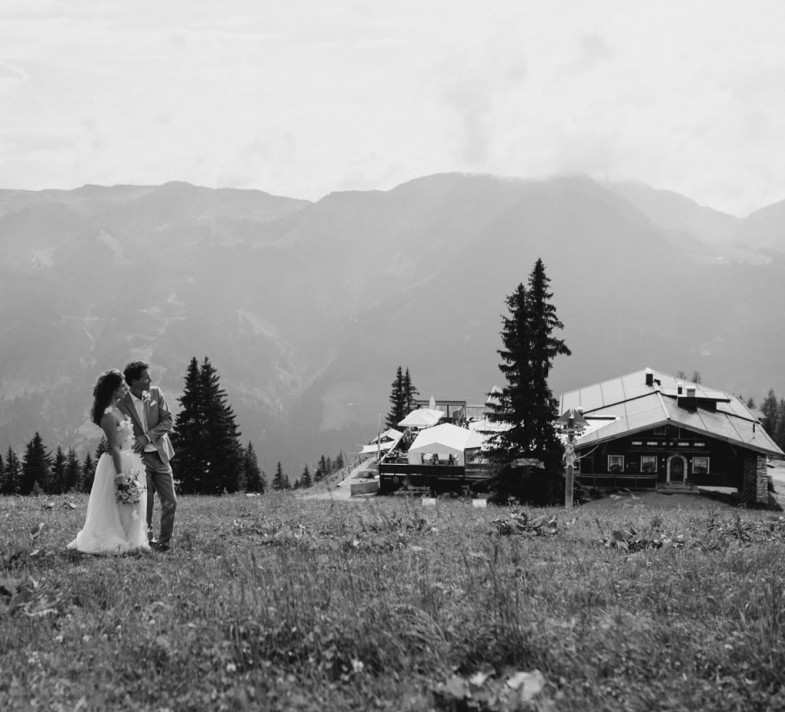 Hochzeitspaar vor Kulisse Schüttalm und Berge © Photography S&S